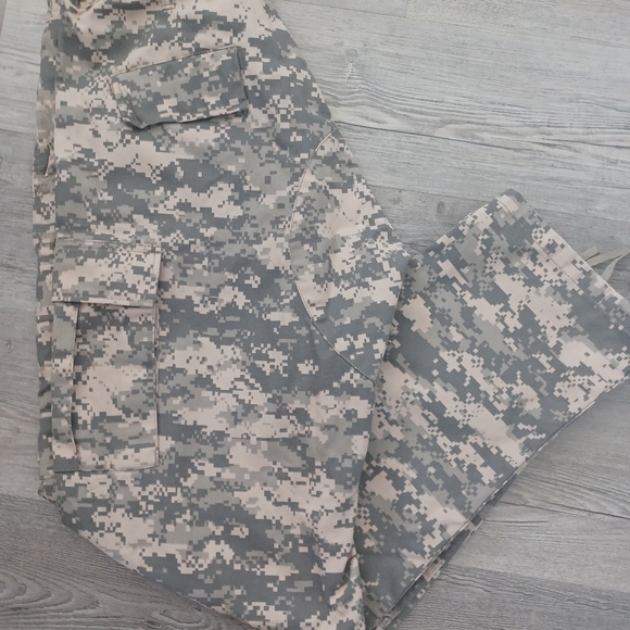 ROTHCO Camouflage Cargo Pants 35"- 39" men's womans  32" inseam adjustable tabs - Picture 1 of 8